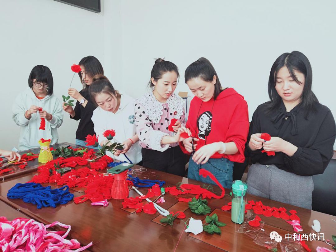 点赞第125期中和西镇妇联开展编出美丽送出祝福三八妇女节编织活动