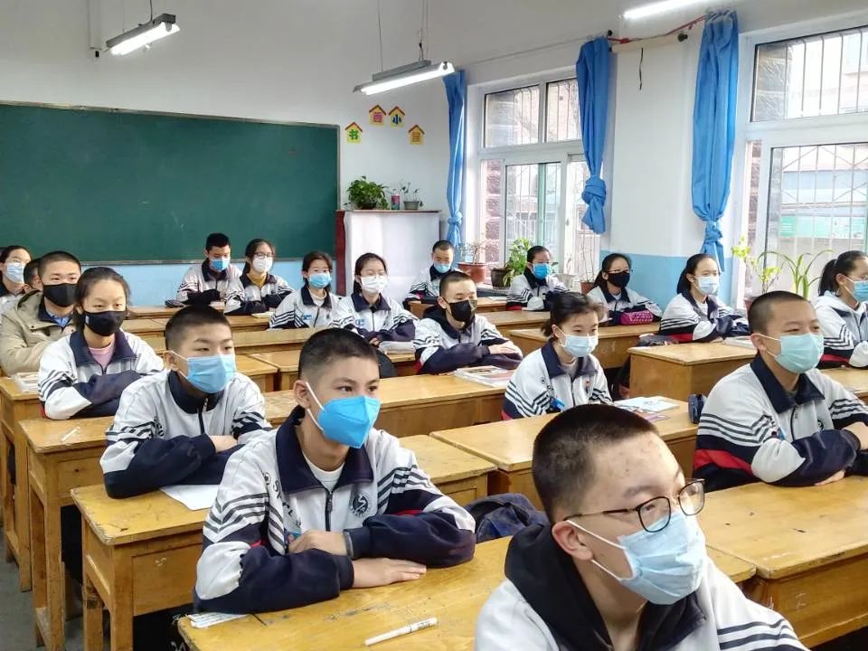 "石河子第九中学的学生们向在抗"疫"战线上奋力拼搏的工作人员致敬