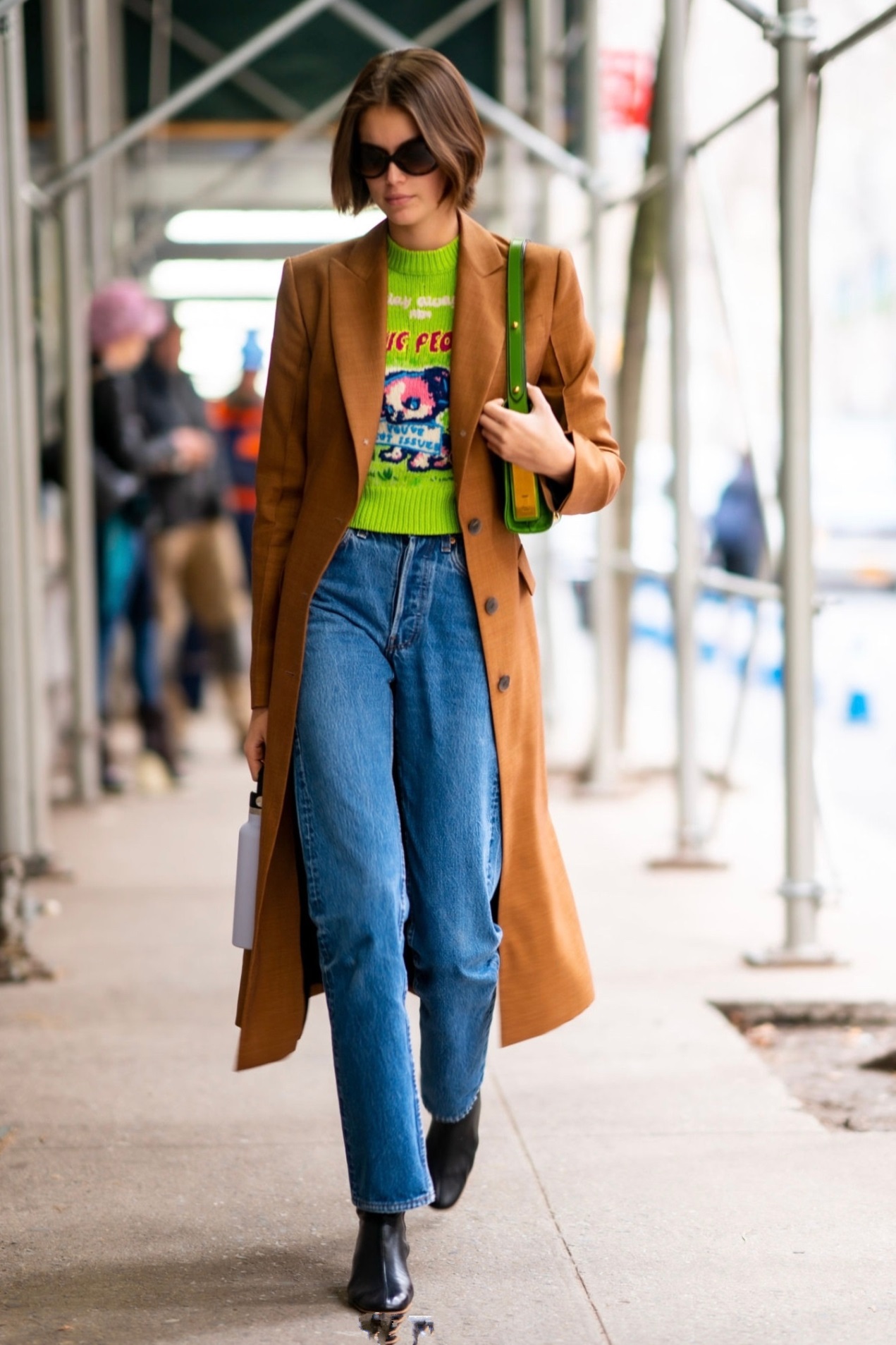 18岁富二代kaia骷髅腿让穿搭出众拥有超模基因就是强势