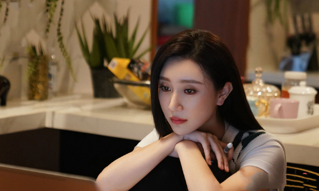 出道至今,楚月总共出演的影视剧作品并不多,电影方面,比如《寻侠英雄
