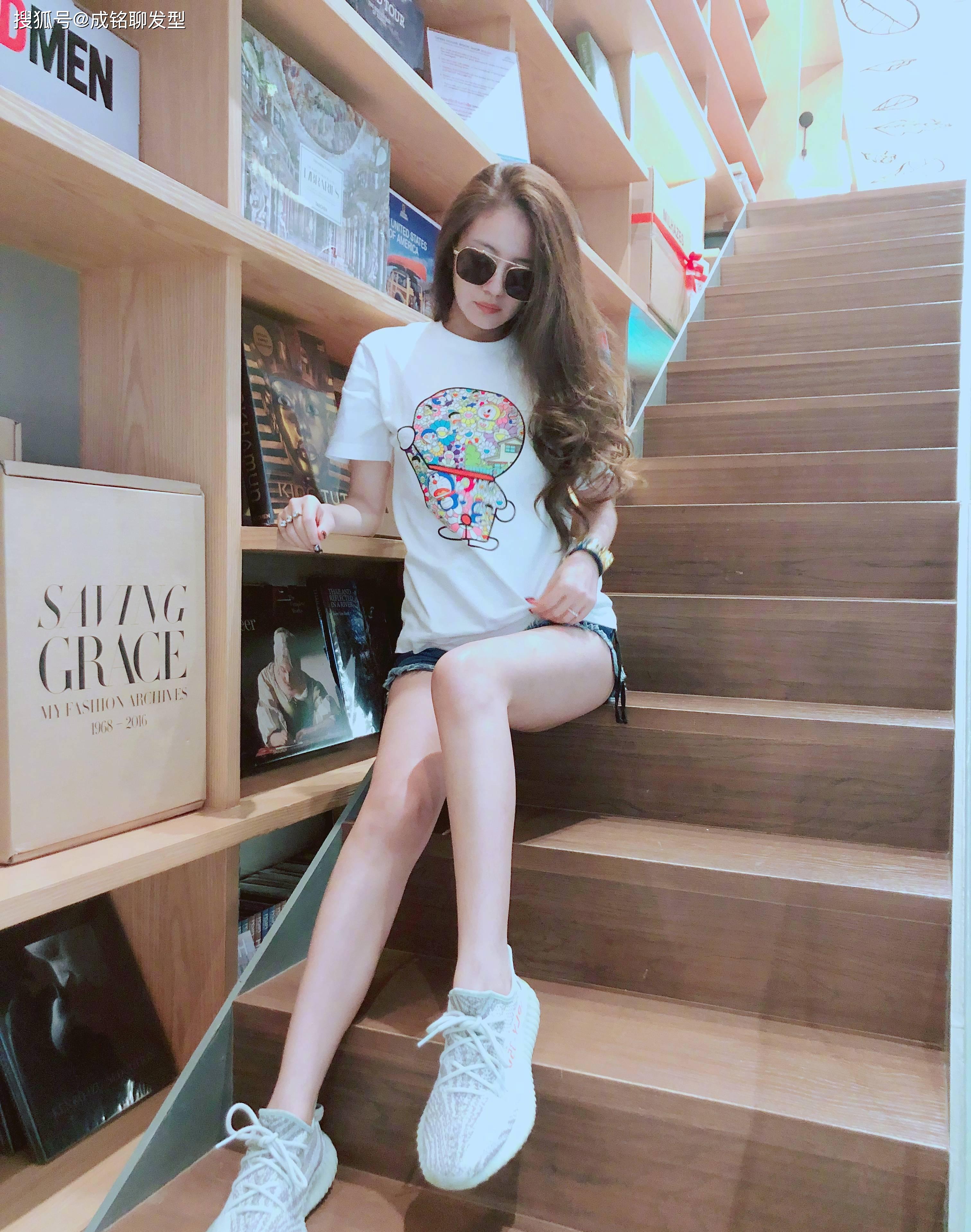 安以轩把机场当t台,穿牛仔短裤大秀筷子腿,脚上袜子太辣眼睛