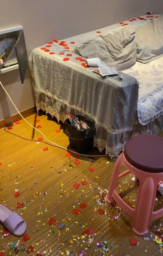 大连俩住客酒店公寓内办生日派对 退房后留下一地狼藉