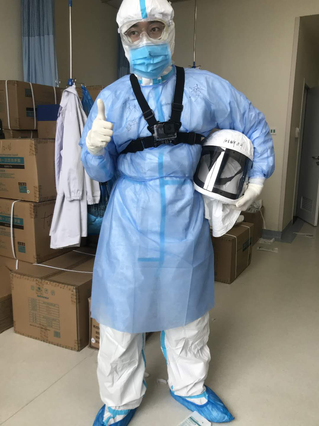 着防护服,厚重的护目镜把眼眶压得生疼,还要加盖一个巨大的正压头套