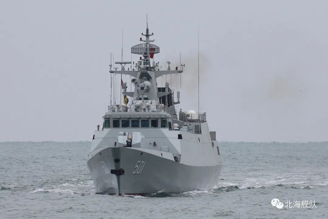 刚驶离码头的北部战区海军某护卫舰支队信阳舰迅速进入战斗状态