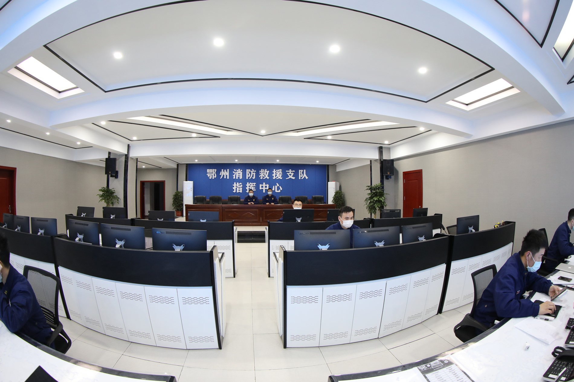 白天,何凡需要兼顾指挥中心接警工作,细心的处理着每一个警情;夜晚,他