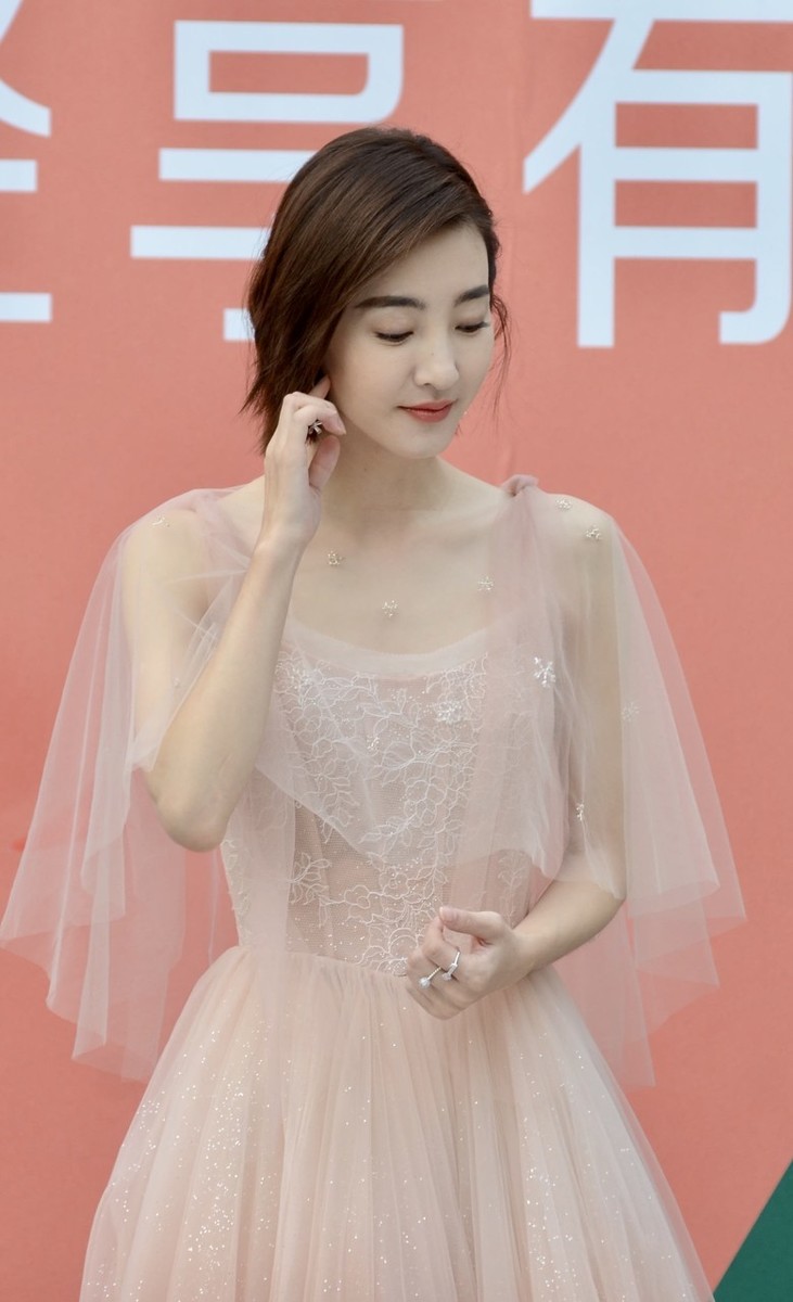 王丽坤最美的不是素颜是锁骨,粉色纱裙暴露优势,这身材太a了