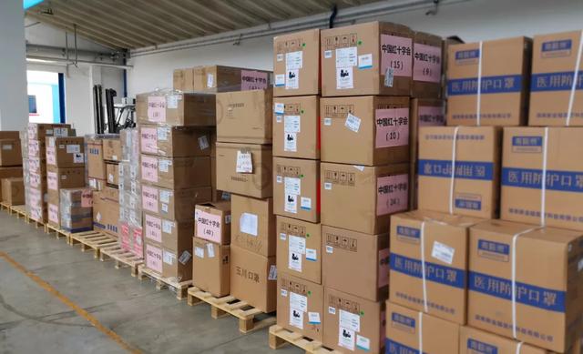 意大利红会仓储中心存放的中国捐赠药品.