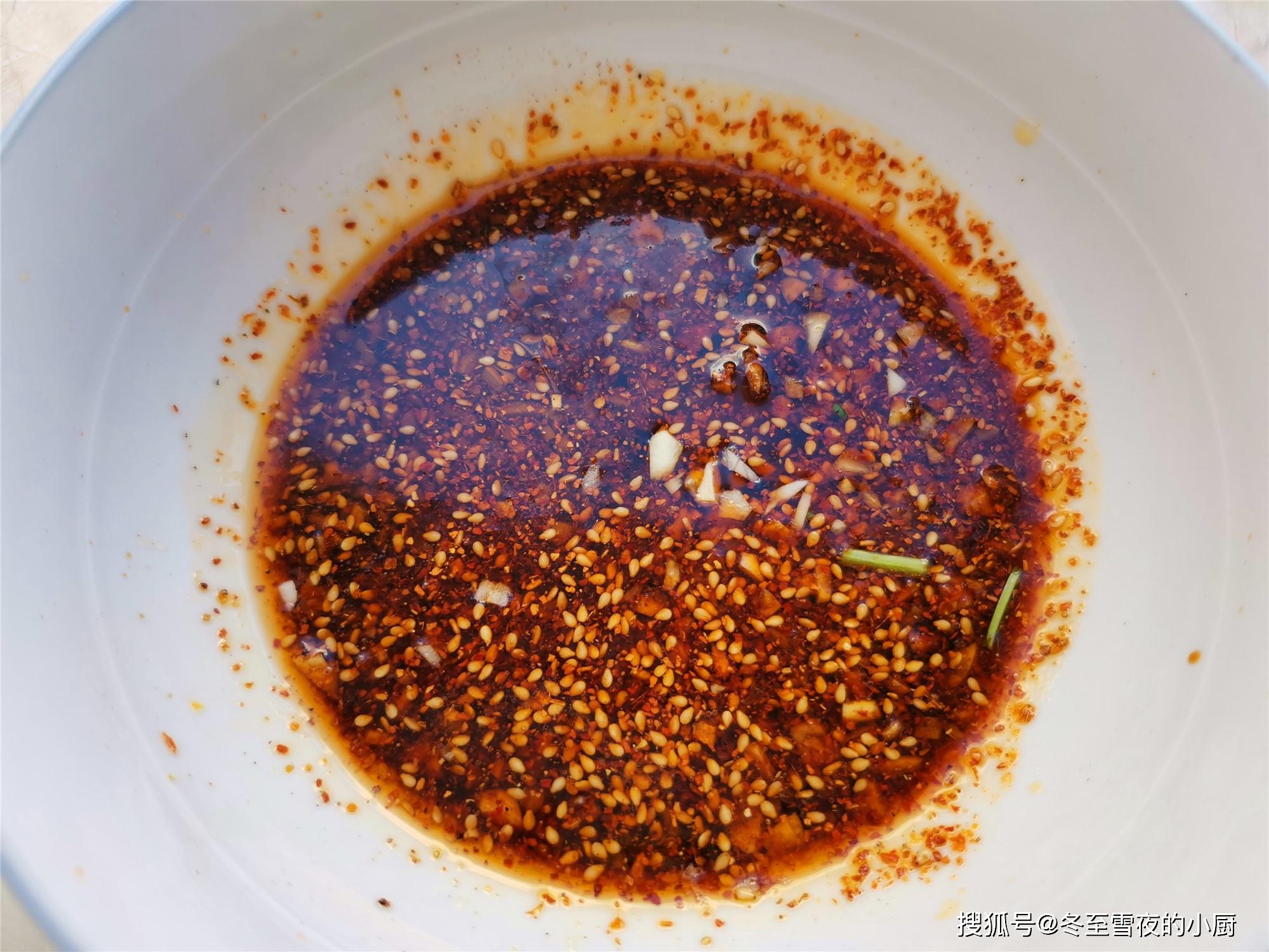 加入适量的开水,再加入盐,生抽,白糖,鸡精,香醋,搅拌均匀,调成酸辣汁