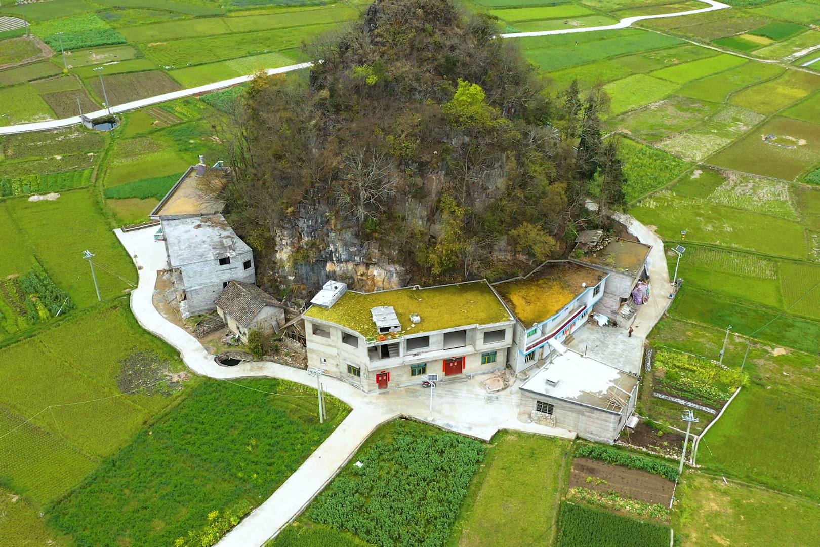 贵州山村里的世外桃源,房子依山而建,一看就是有靠山的人家