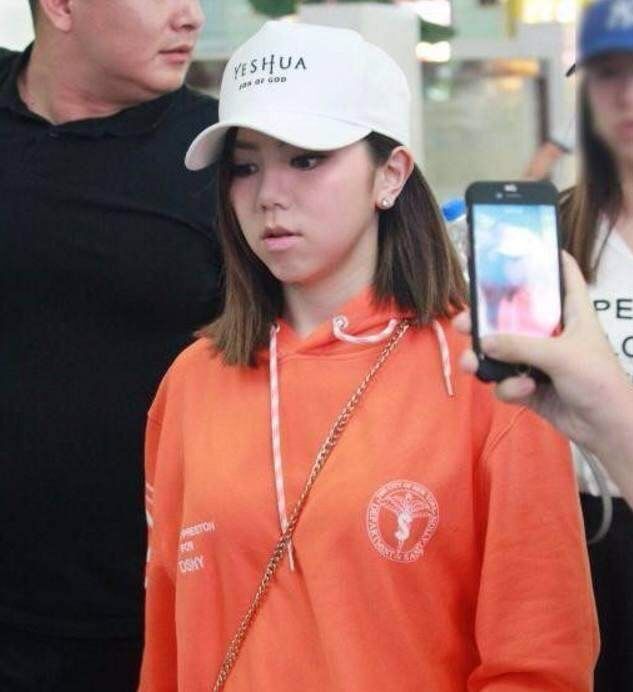 邓紫棋现身机场,被路人狂拍,不过这距离也太近点了吧