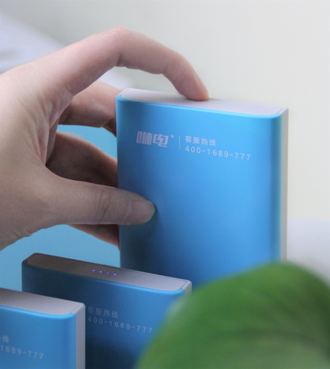 在中国台湾手机没电只能求助电话亭咻电共享充电宝了解一下