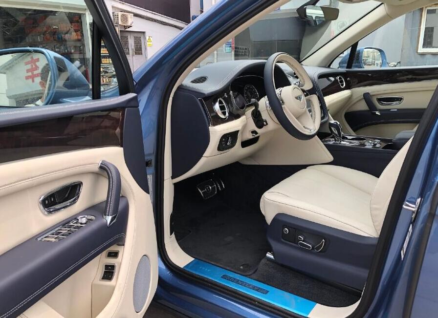 全新一代宾利添越suv亮相天空蓝车身米白色内饰提速不输卡宴