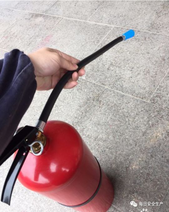 第五部:按压把手,喷射灭火剂