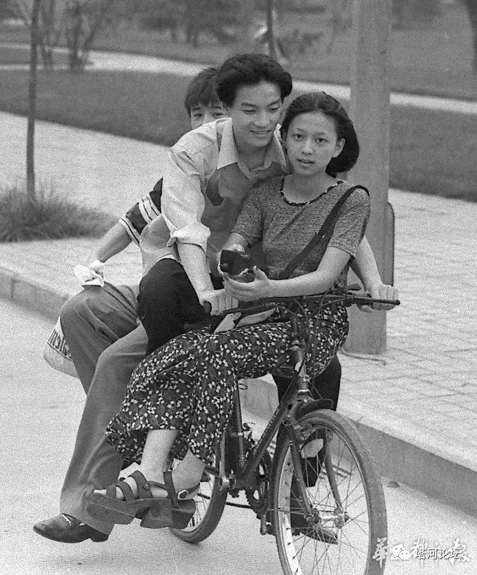 出生在70年代的人怎能忘记骑自行车的乐事?如果忘了,那真是憾事.