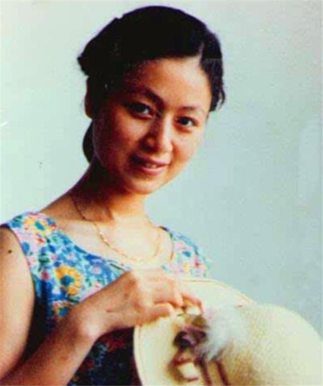 为了丈夫的身体,李红毅然决然辞去了自己的工作,奔赴外地打工,这样的