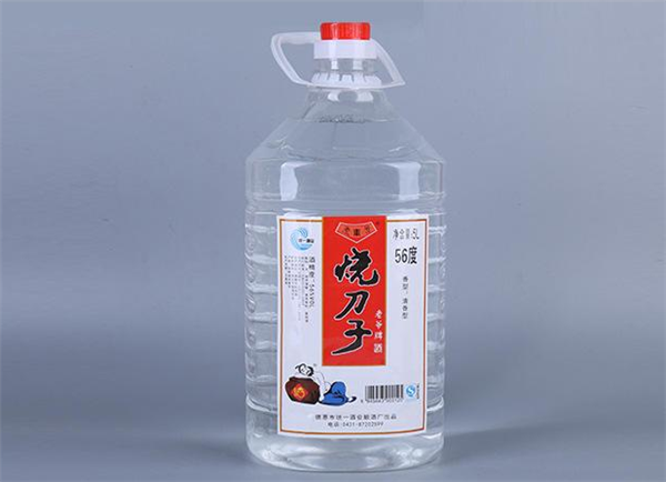 中国最烈的白酒"烧刀子"因度数太高,很多人喝不了,东北人最爱