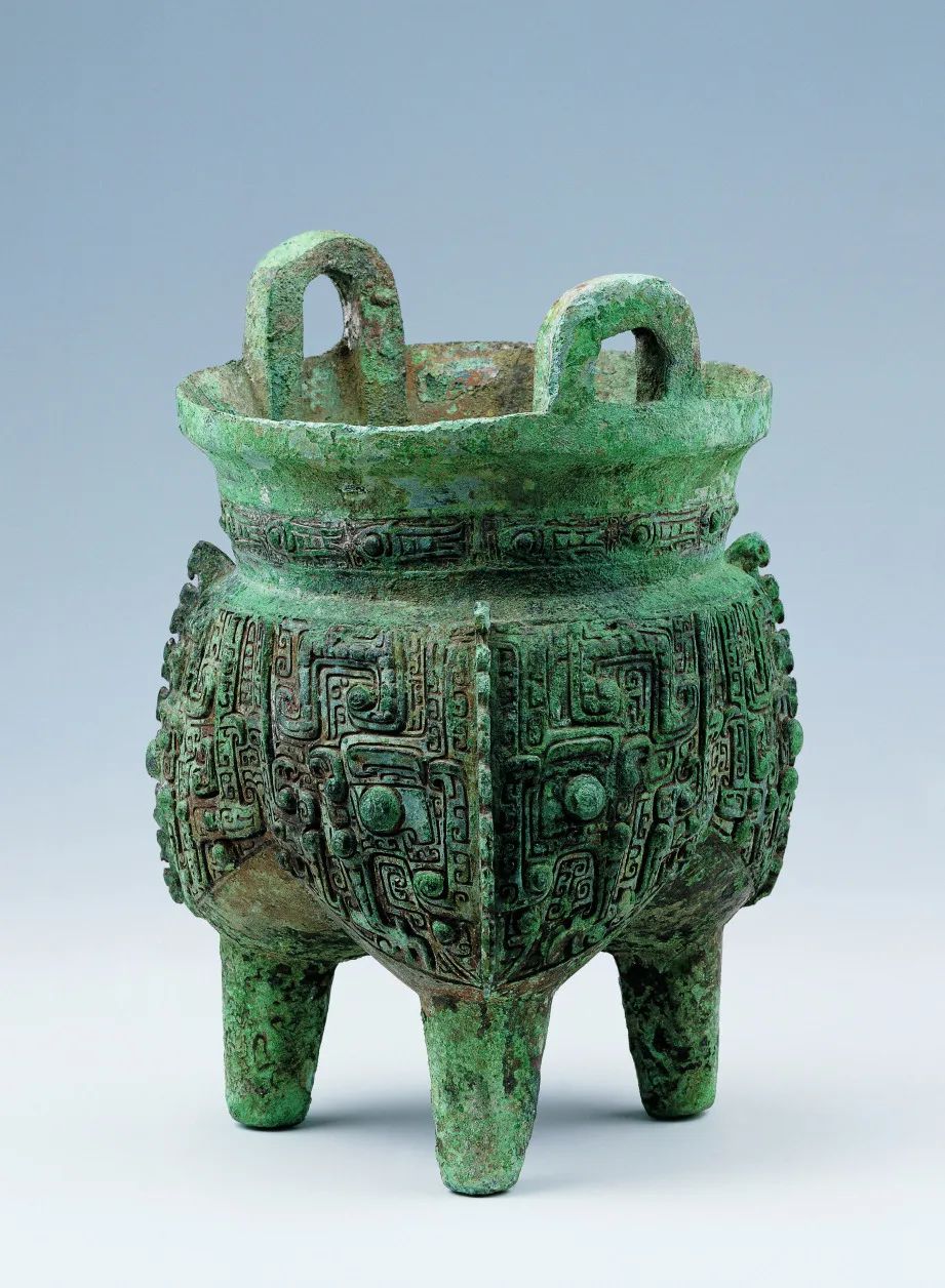 在所有出土的青铜礼器中,鼎占了半数以上,并以中原不常见的扁足鼎为主