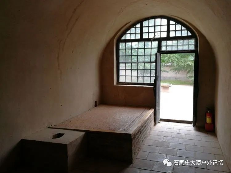 阎公馆里有7孔石窑洞,第二至第五孔窑洞是相通的套间,分别为卧室,会议