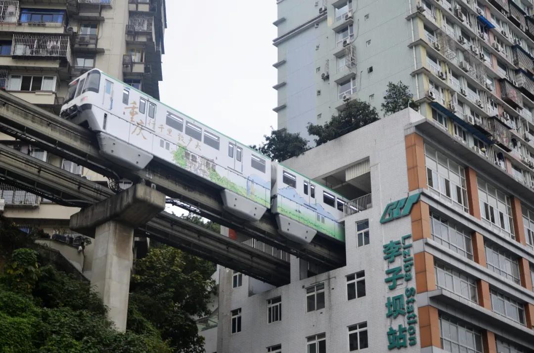 相信很多人都无法相信这样的奇观,眼前的重庆轨道交通2号线,是中国第