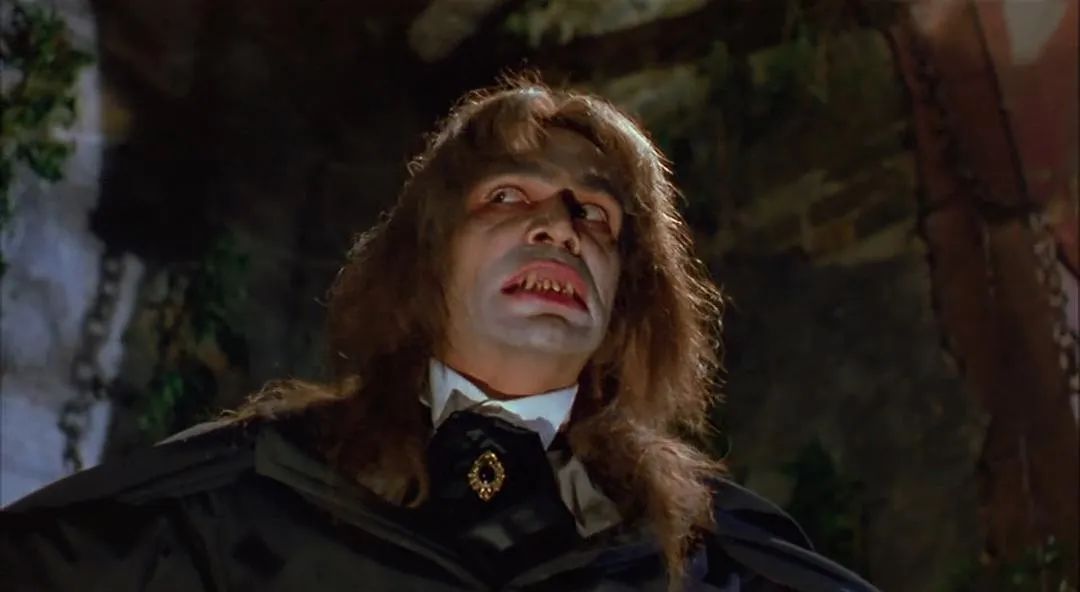 这具西洋僵尸复活之后,还救出了教堂里的女伯爵僵尸.