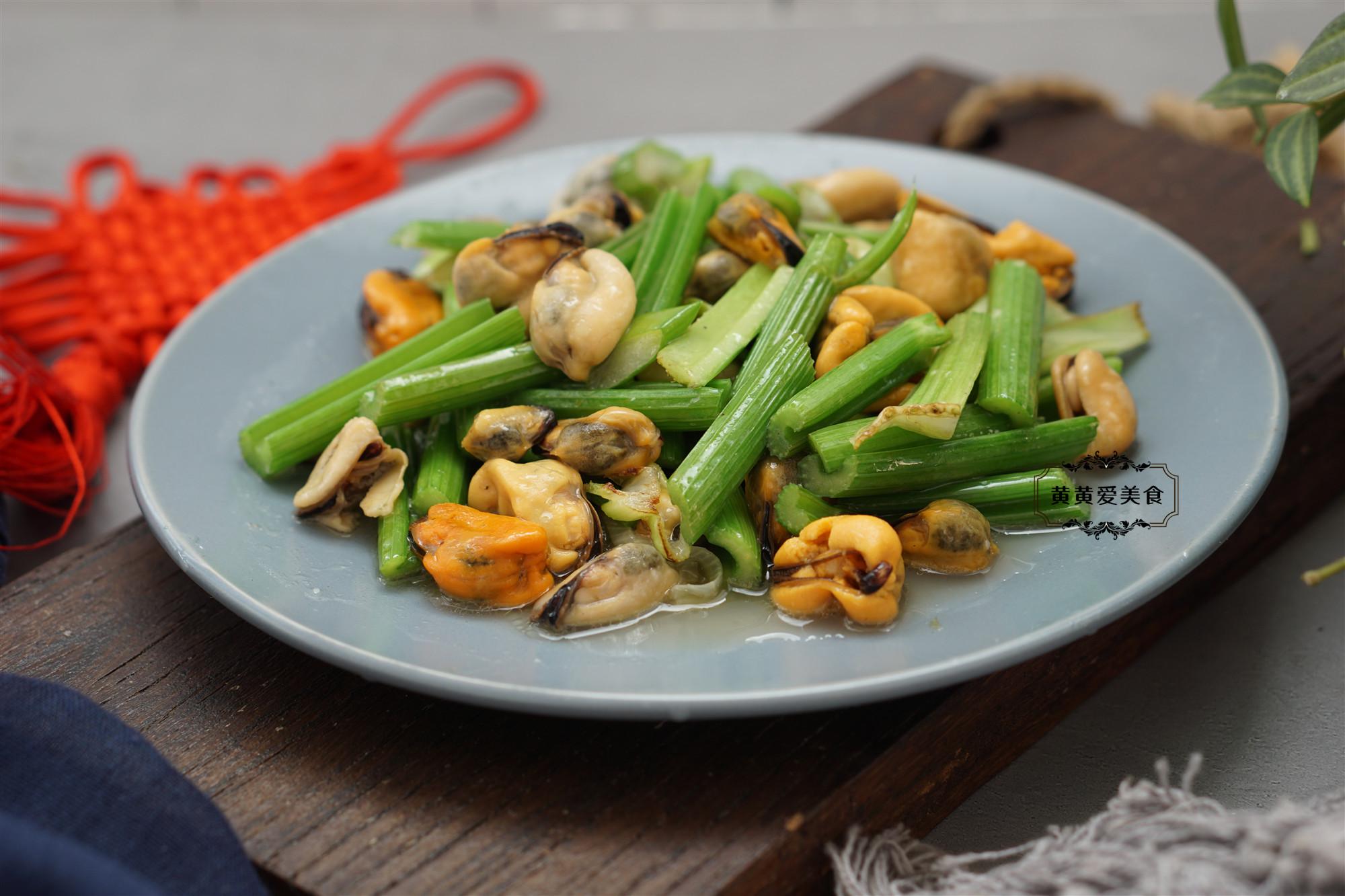 天气暖了,这东西最肥美,3块钱买一斤,简单一炒鲜掉眉毛_芹菜