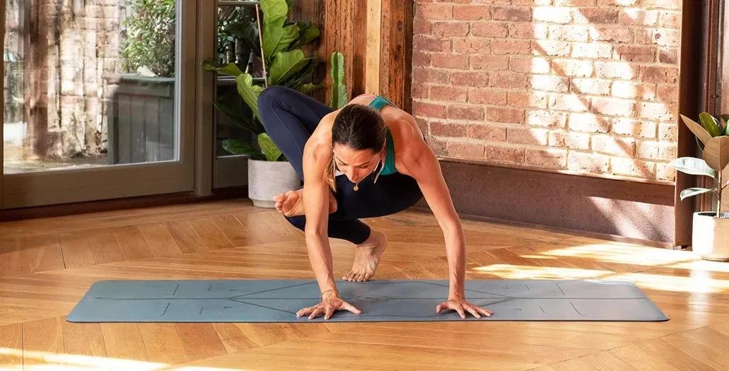 瑜伽进阶体式丨蜻蜓式(dragonfly pose)力量扭转之美,这样做起来真的