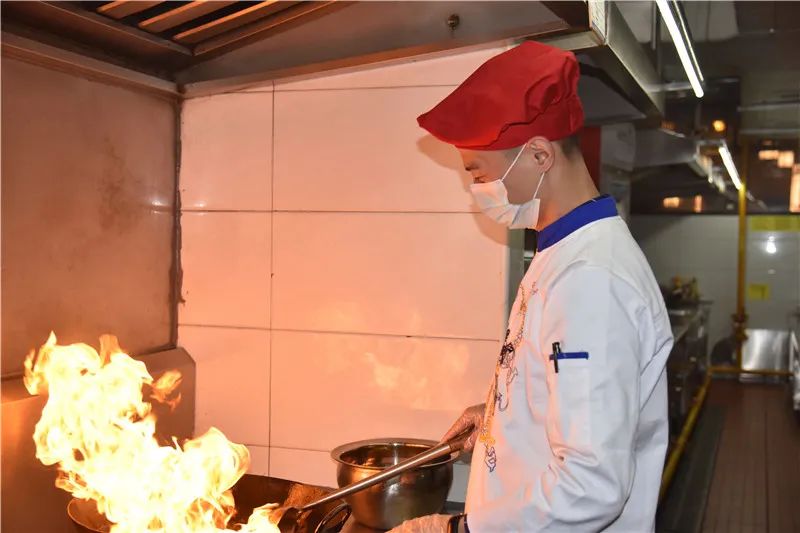 厨师复工, 内心充满喜悦.