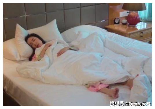 娄艺潇躺床上睡觉当她掀起被子的那一刻全网都在研究她的睡衣