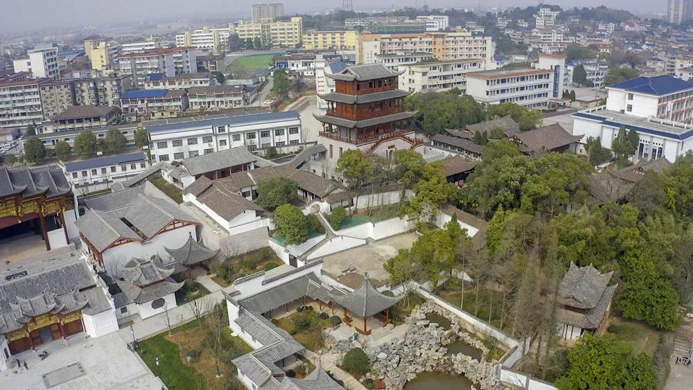 叠山文化园项目,位于信江北岸,由叠山书院,叠山广场,叠山楼,叠山纪念