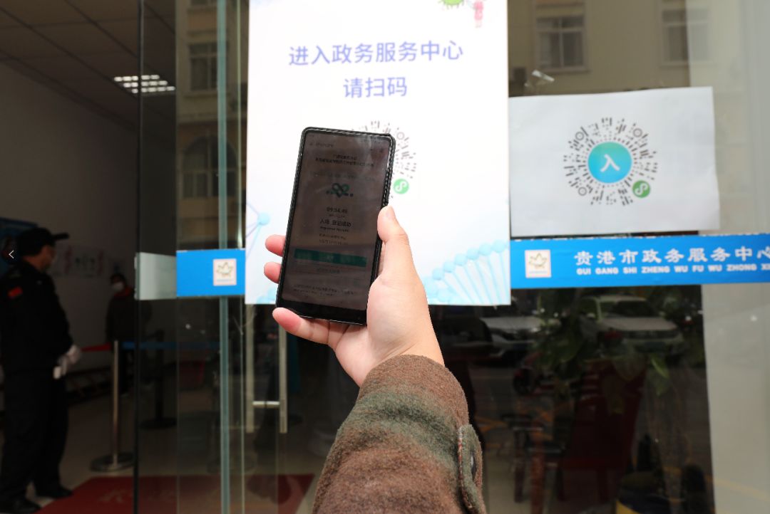 "驰援"2月25日上午,装载约200吨新鲜果蔬等物资的广西(贵港)支援湖北