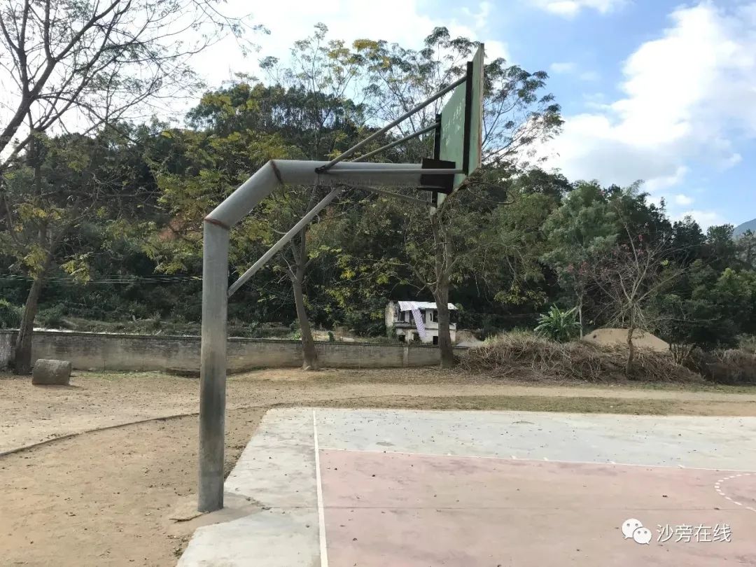 德庆一中心小学篮球场损坏十年之久,从未维修过?荒废准备种草?