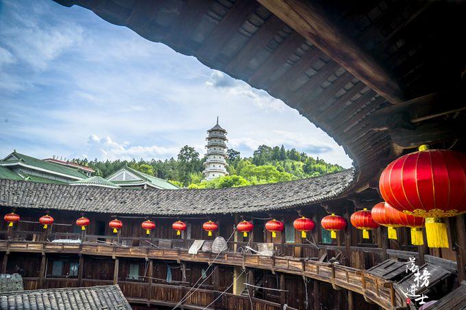 福建永定土楼中的洋建筑这里是华侨之乡曾被誉为小香港