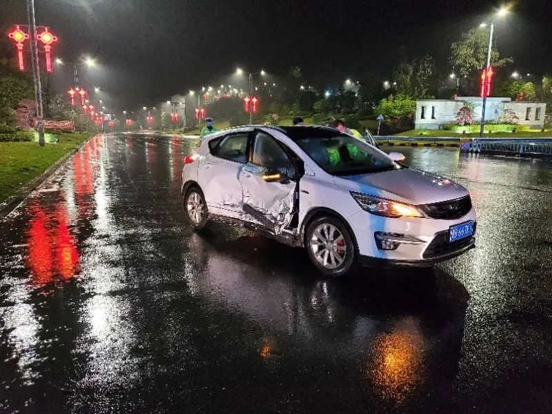 崇义高速路口两车相撞雨天行车一定要慢慢慢