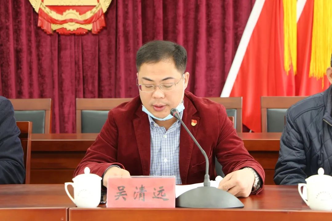 会议由代镇长吴清远主持,各分管领导分别传达市,县安全生产视频会会议