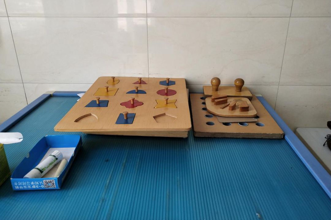 分指板,滚筒,磨砂板,上肢滑板车,螺丝钉板等等,病人在这里进行日常