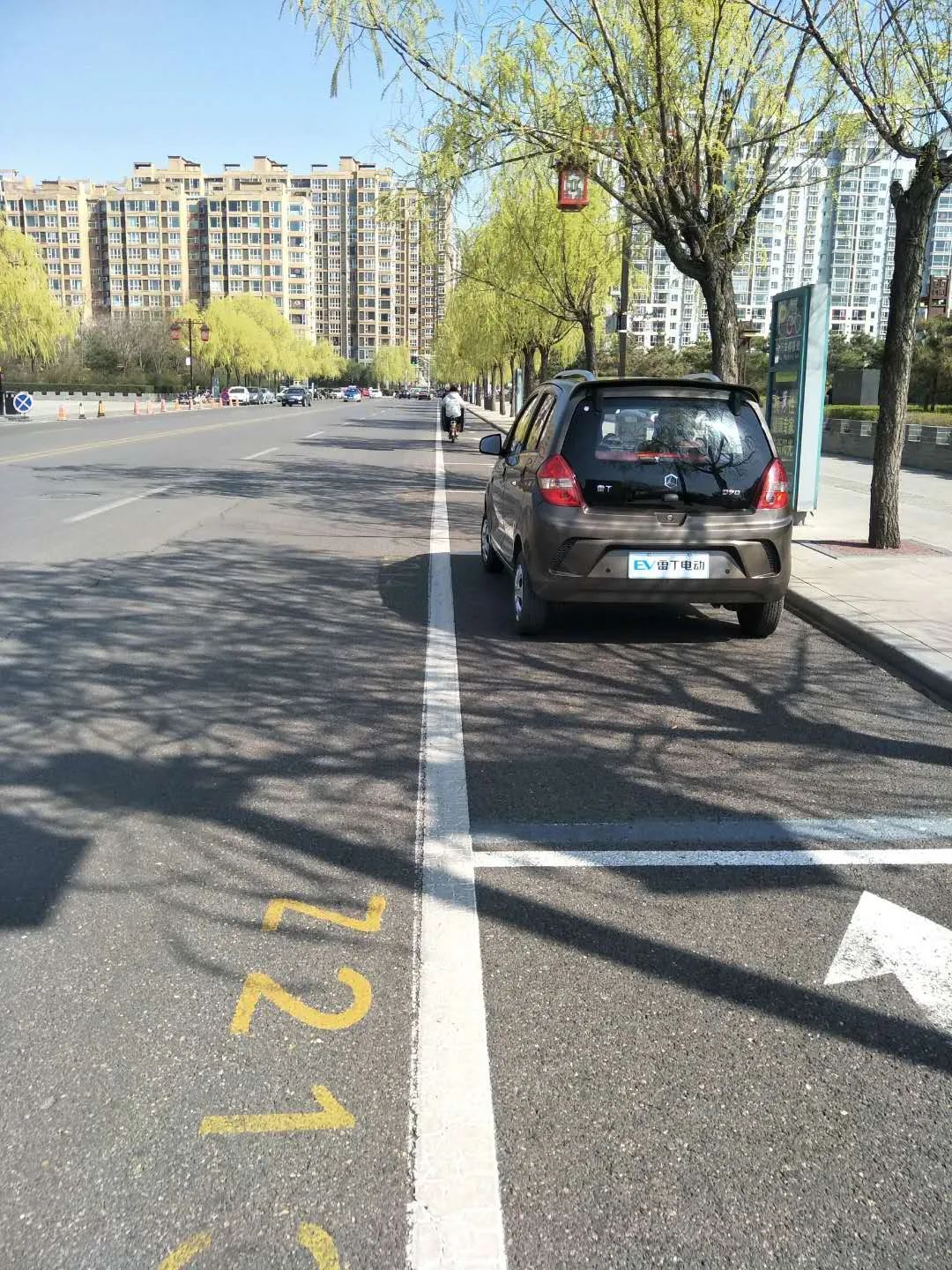 发现一辆车停在车位上古城公园路口接近古城公园了西关路口空旷