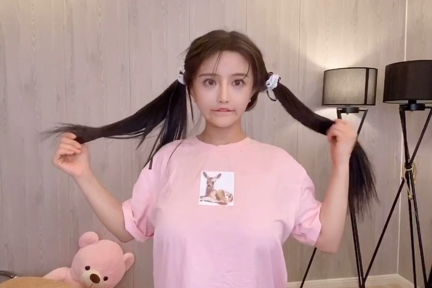 "古阿扎"首次双马尾造型亮相,上演变装秀,发型太吸睛