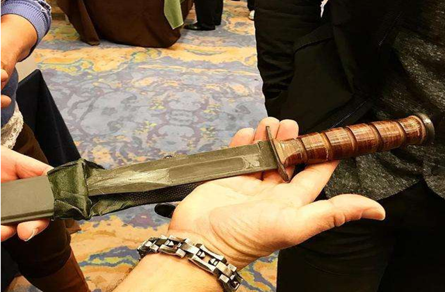 后来因为史泰龙出演的《第一滴血》系列大火,让兰博军刀的知名度还有