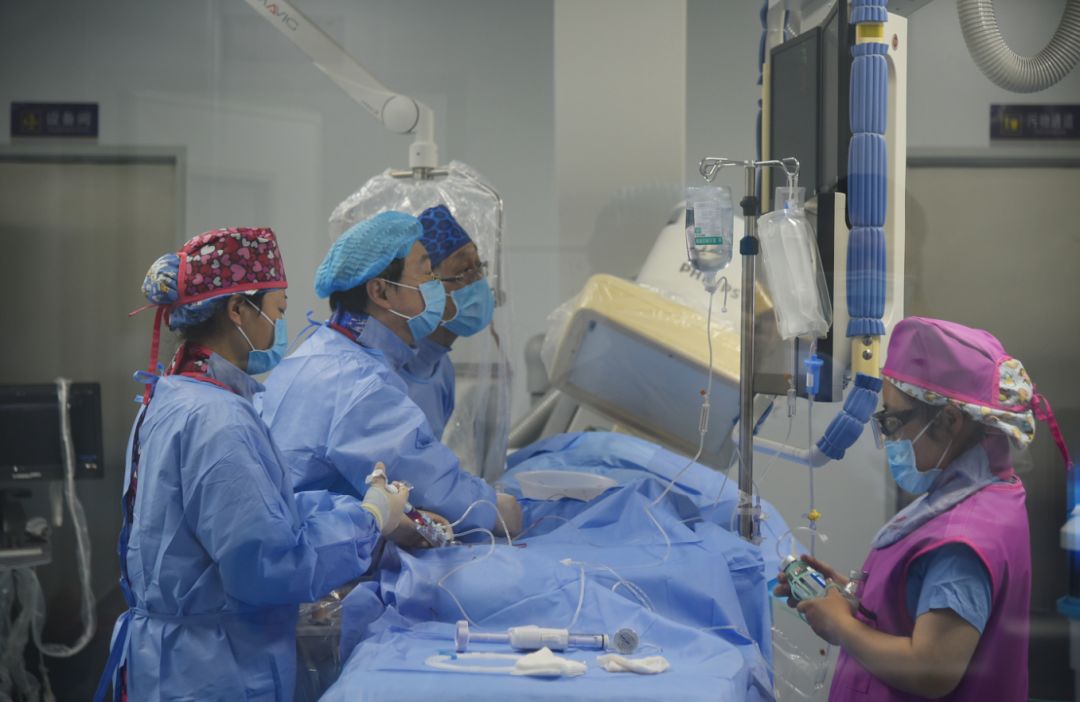 灵一坚守介入医学科不同的战场同样的使命