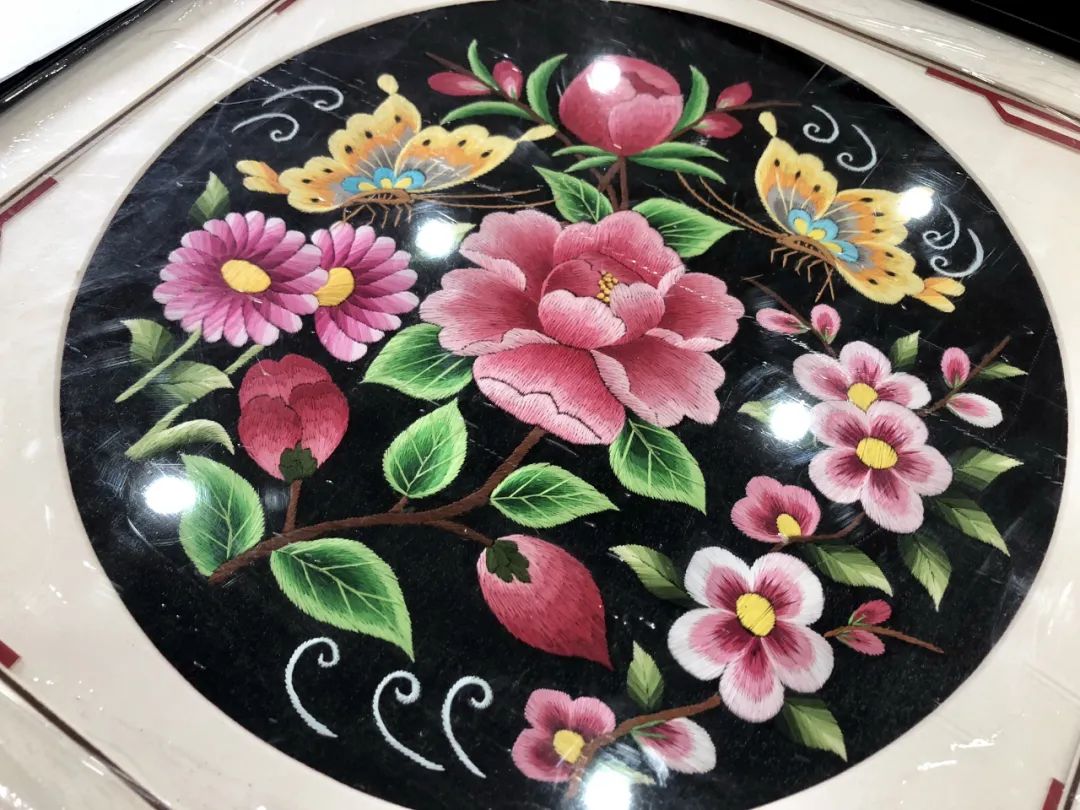 与蜕变古老的传统技艺在大理绣娘们的手中15件扎染作品120件刺绣作品