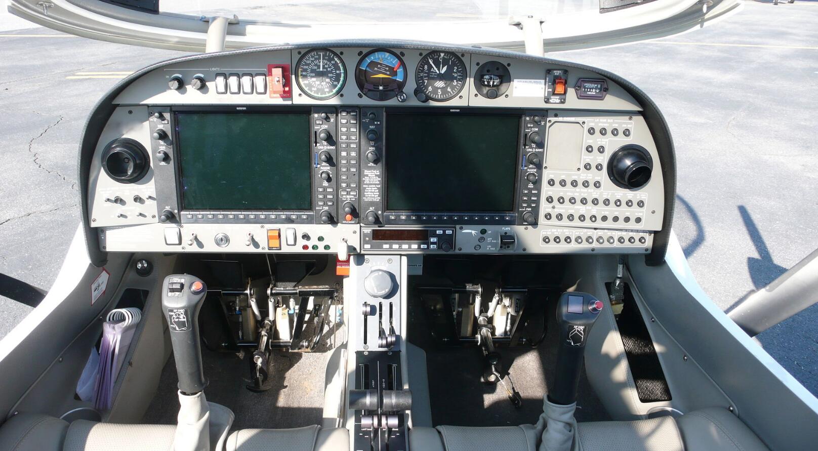 钻石da42私人飞机的航电设备为garmin g1000系统,里面装备有全球地形