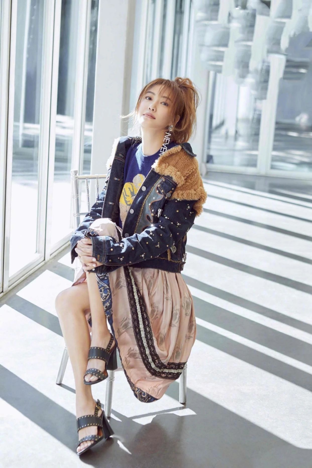 原创应采儿超疯狂!穿镂空两件套露出肚子,超短裙真担心走光