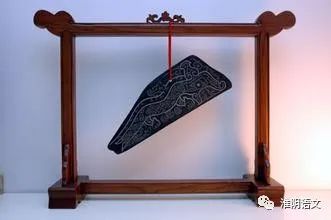 钲(zhēng):古代的一种乐器,用铜做的,形似钟(响器,中空,用铜或铁制成
