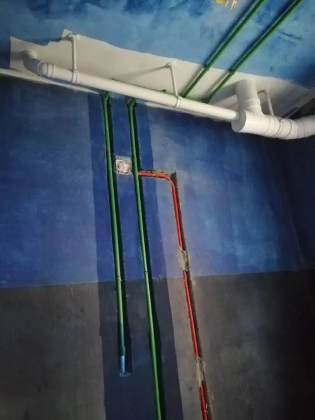 在墙面开槽埋管的时候记得预留燃气热水器的冷热水管的位置,安装的