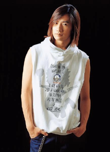 盛超,这位大家可能也是很熟悉的,当年也演过《红苹果乐园》,《星梦缘