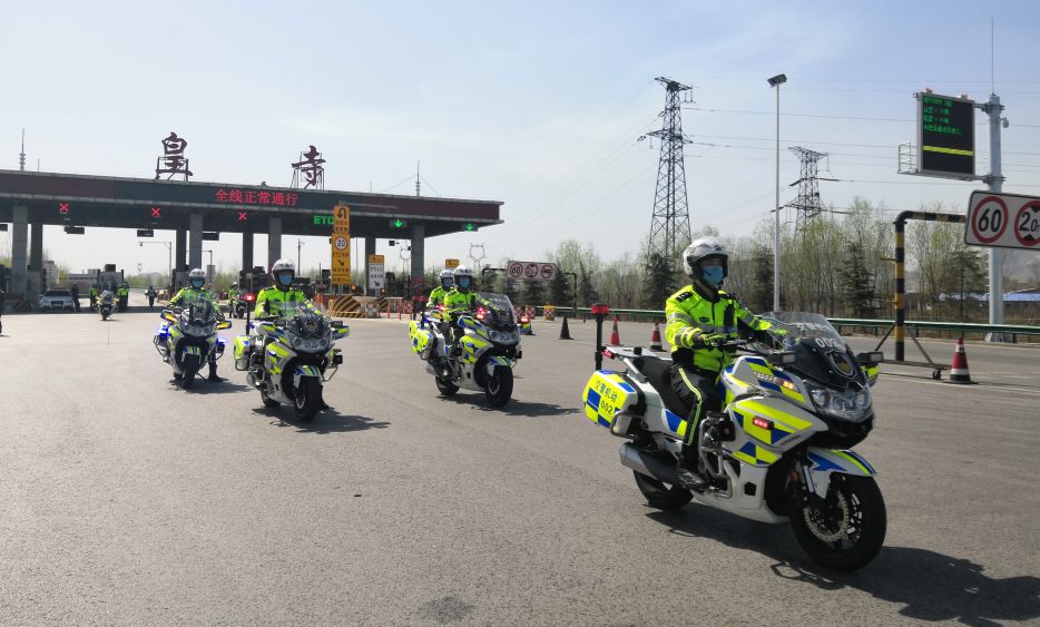 今天邢台首批57名支援湖北医疗队员回家警车开道警骑护送