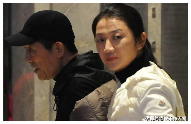 張藝謀終於肯帶老婆出門了,原來當年不娶鞏俐就是因為她