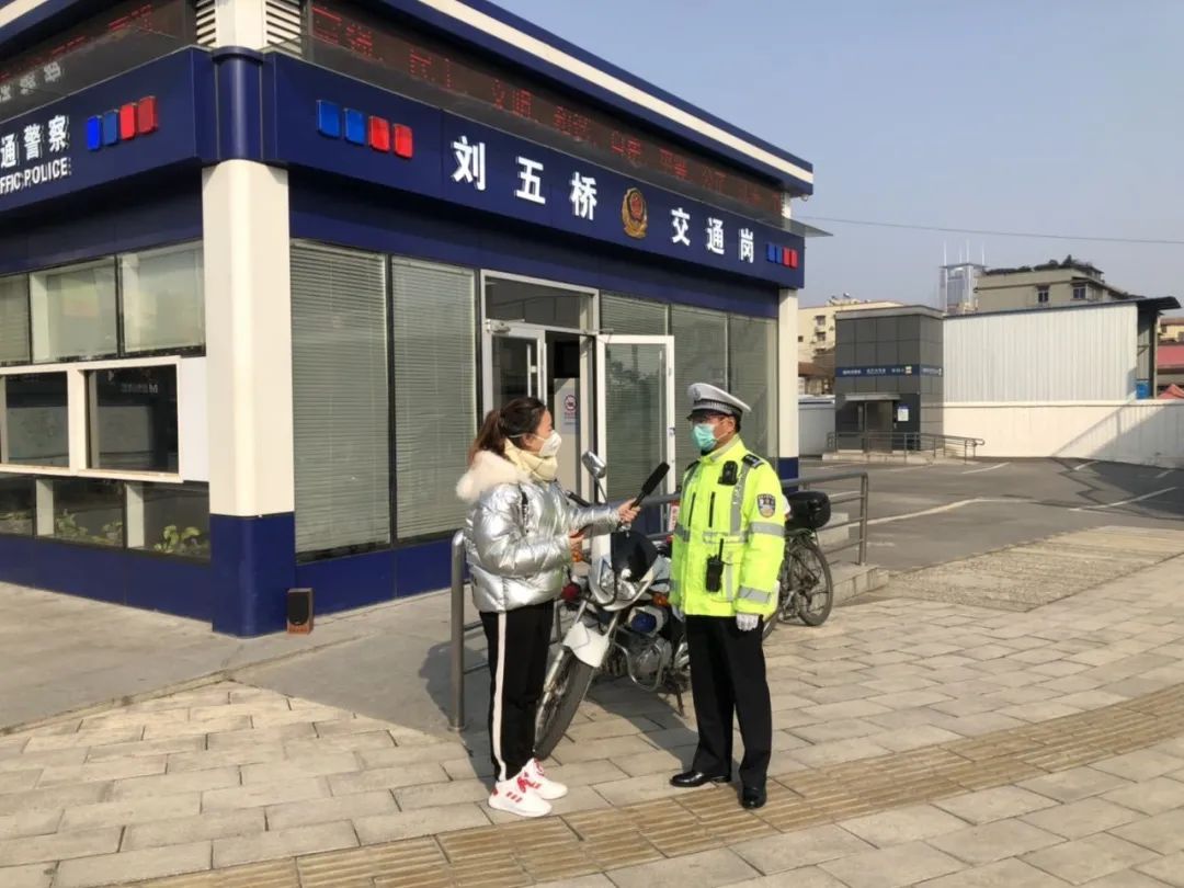在一线武汉交警刘五桥为最美逆行者导航