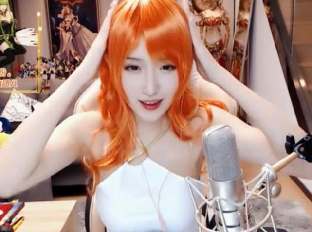 腐团儿cos海贼王娜美裙子太短还玩战术后退粉丝随时准备截图