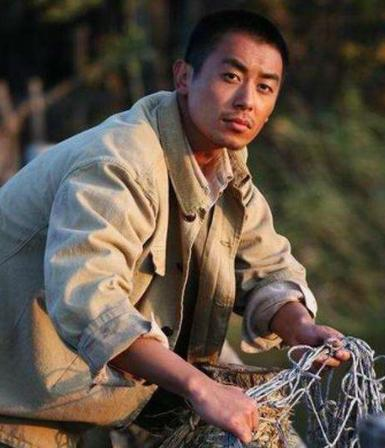 36岁"朱传武"朱亚文,与妻子因戏生情恩爱至今,一家四口很幸福